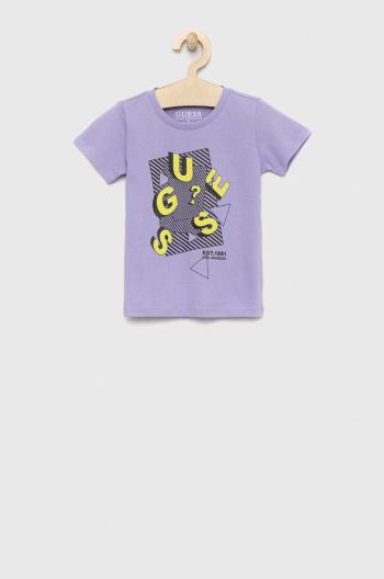 Detské bavlnené tričko Guess fialová farba, vzorovaný