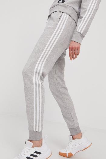 Nohavice adidas GM8735 dámske, šedá farba, s nášivkou