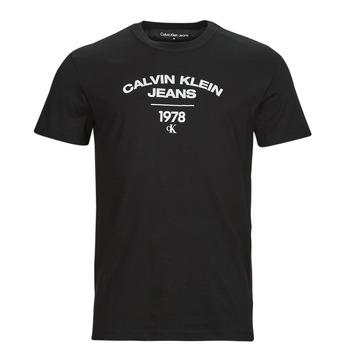 Calvin Klein Jeans  Tričká s krátkym rukávom VARSITY CURVE LOGO T-SHIRT  Čierna