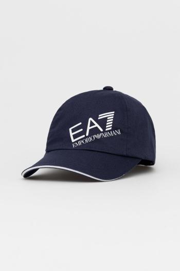 Bavlnená čiapka EA7 Emporio Armani tmavomodrá farba, s nášivkou