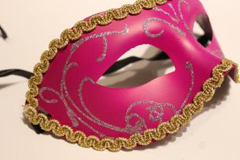 Ružová maska na tvár so zlatým okrajom a striebornými trblietkami