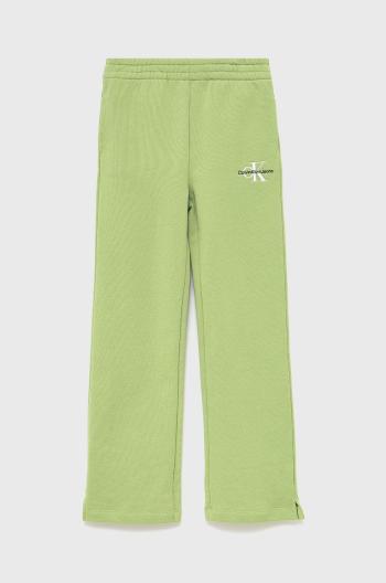 Detské bavlnené nohavice Calvin Klein Jeans zelená farba, s nášivkou