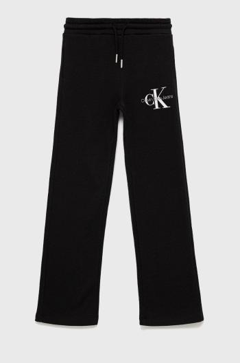 Detské bavlnené tepláky Calvin Klein Jeans čierna farba, s nášivkou