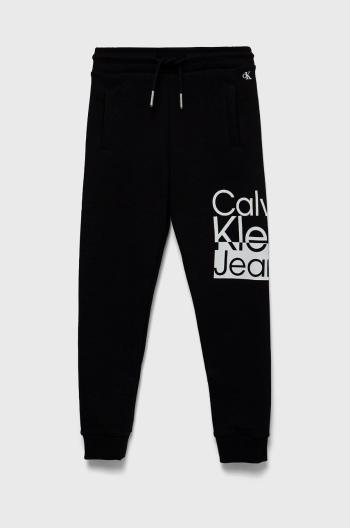 Detské bavlnené tepláky Calvin Klein Jeans čierna farba, jednofarebné