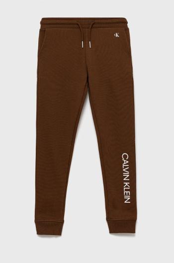 Detské bavlnené tepláky Calvin Klein Jeans hnedá farba, s potlačou