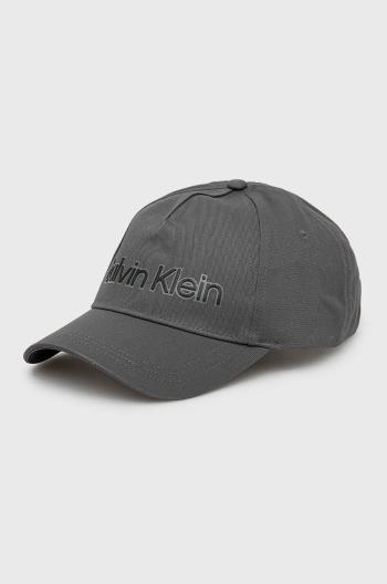 Bavlnená čiapka Calvin Klein šedá farba, s nášivkou