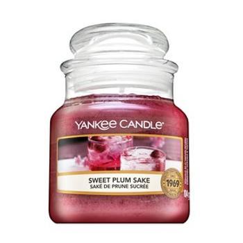 Yankee Candle Sweet Plum Sake vonná sviečka 104 g