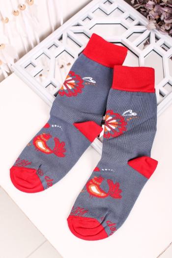 Červeno-sivé ponožky Folk Zaľúbené Vtáčiky