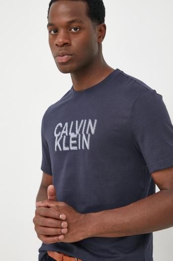 Bavlnené tričko Calvin Klein tmavomodrá farba, s potlačou