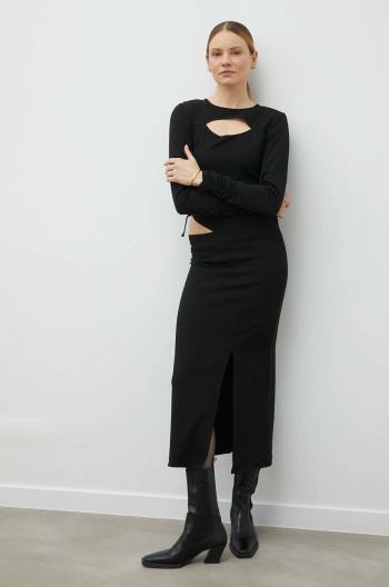 Šaty Gestuz čierna farba, maxi, áčkový strih