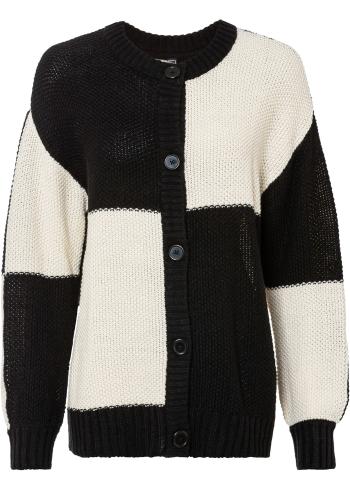 Pletený sveter v kontrastných farbách