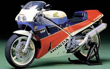 Tamiya 300014057 Honda VFR 750R 1987 model motocykla, stavebnica 1:12
