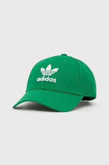 Bavlnená šiltovka adidas Originals zelená farba, s nášivkou,  IW1785