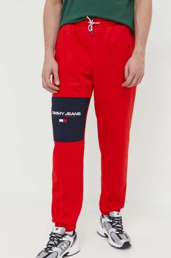 Tepláky Tommy Jeans červená farba, s nášivkou