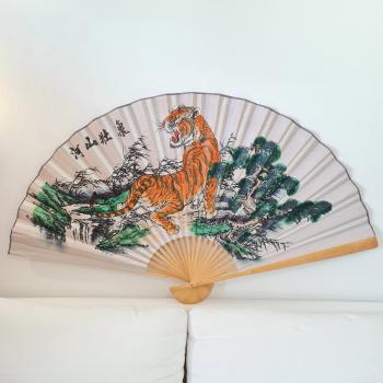 Biely dekoračný vejár na stenu s tigrom (90cm)