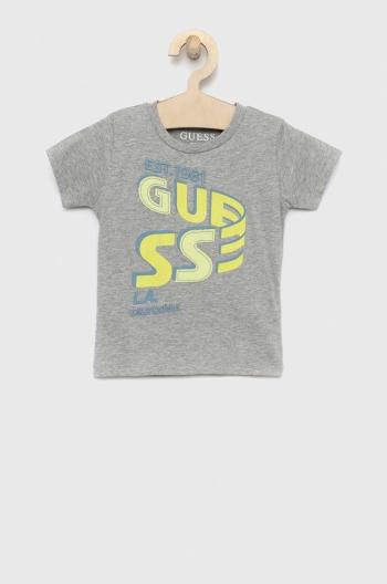 Detské bavlnené tričko Guess šedá farba, s potlačou