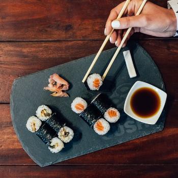 Sushi sada s bridlicovým podnosom (4 častí)
