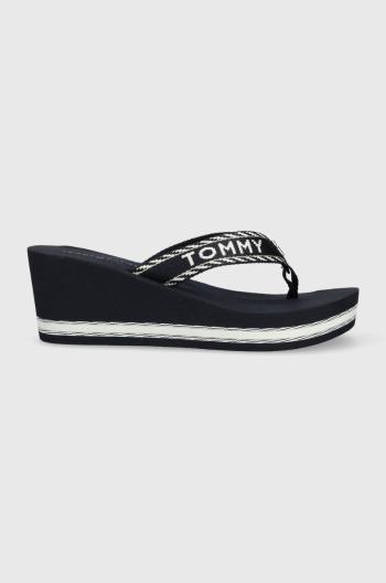 Žabky Tommy Hilfiger TOMMY WEBBING H WEDGE SANDAL dámske, tmavomodrá farba, na kline