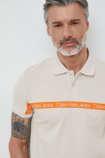 Polo tričko Calvin Klein Jeans pánsky, béžová farba, s nášivkou