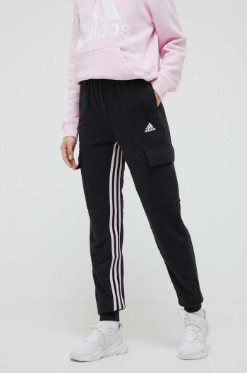 Tepláky adidas čierna farba, s nášivkou