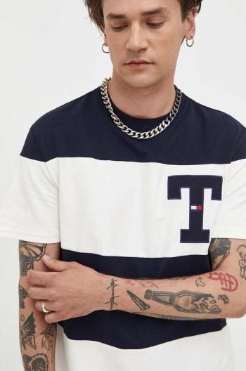 Bavlnené tričko Tommy Jeans tmavomodrá farba, s nášivkou