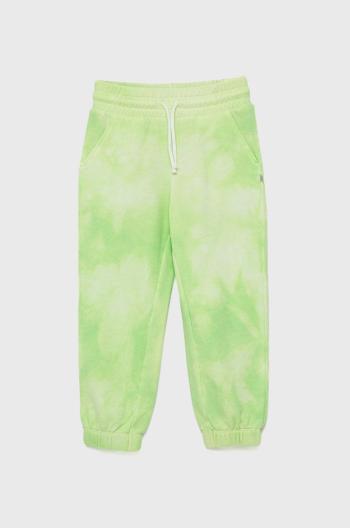 Detské bavlnené nohavice United Colors of Benetton zelená farba, vzorované