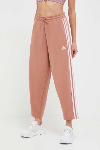 Tepláky adidas béžová farba, s nášivkou