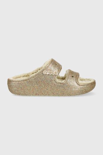 Šľapky Crocs Classic Cozzzy Glitter Sandal zlatá farba, 208124