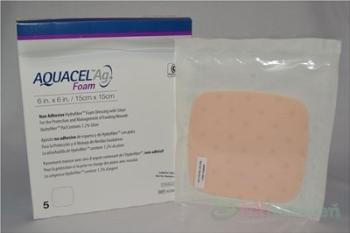 AQUACEL Krytie na rany Ag Foam Hydrofiber neadhezívne so striebrom, 15x15cm, 5ks