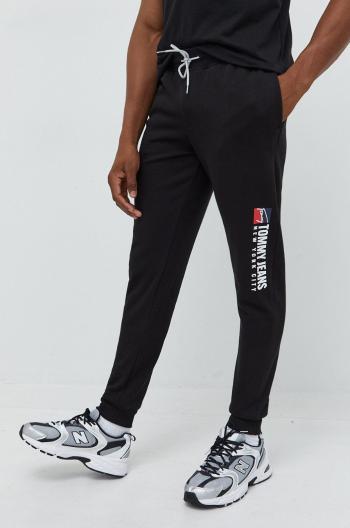 Tepláky Tommy Jeans pánske, čierna farba, s potlačou