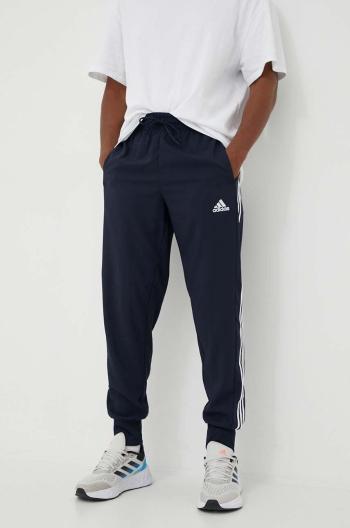 Tepláky adidas tmavomodrá farba, s nášivkou,  IC0042