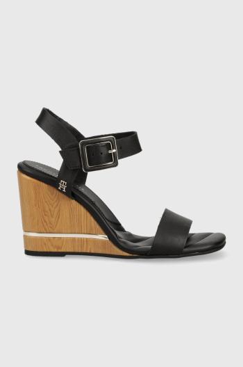 Sandále Tommy Hilfiger HARDWARE WEDGE SANDAL dámske, čierna farba, na kline, FW0FW07074