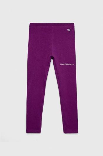 Detské legíny Calvin Klein Jeans fialová farba, s potlačou