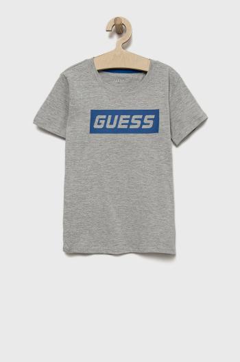 Detské bavlnené tričko Guess šedá farba, s nášivkou