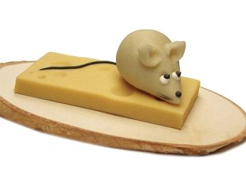 Myš na plátku syra - marcipánová figúrka na tortu - Frischmann