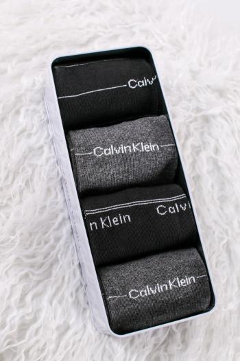 Pánske čierno-sivé ponožky v darčekovom balení CK Men Sock 4P Stripe Tin Giftbox - štvorbalenie