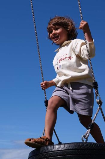 Detská bavlnená košeľa s dlhým rukávom Konges Sløjd béžová farba, s nášivkou