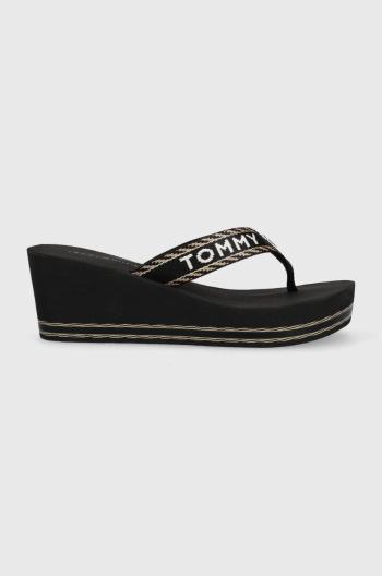 Žabky Tommy Hilfiger TOMMY WEBBING H WEDGE SANDAL dámske, čierna farba, na kline