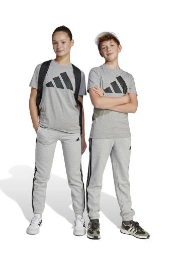 Detské tepláky adidas šedá farba, s nášivkou, JE0304