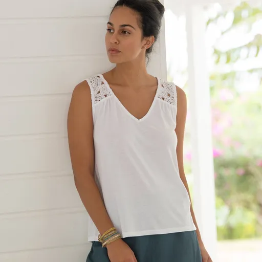 Top s macramé a prestrihom na chrbte