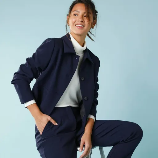 Jednofarebná krátka ľahká bunda pre nižšiu postavu