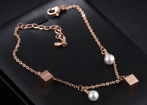 Oceľový náramok medenej farby - perleťové guličky, lesklé kocky s nápisom "LOVE"