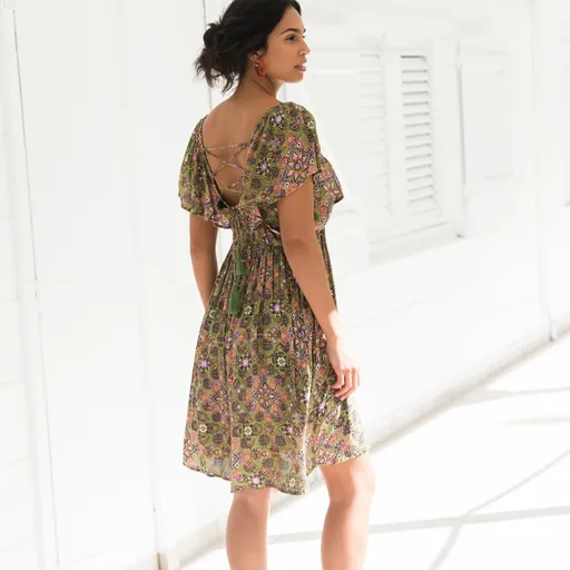 Šaty so štvorcovým výstrihom