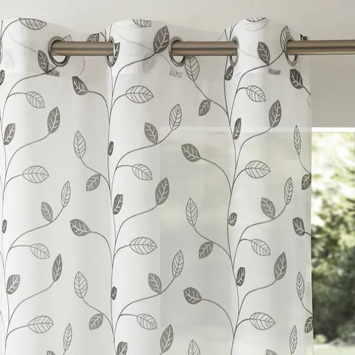 Voálová záclona s motívom listov zakončená očkami