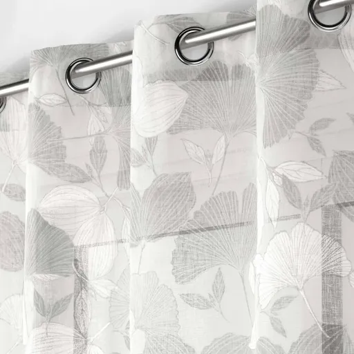 Voálová záclona s motívom ginkgo listu zakončená očkami