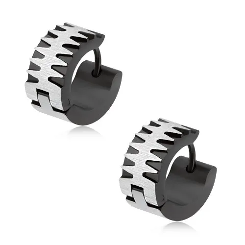 Oceľové náušnice striebornej farby, čierny cik-cak vzor na okrajoch