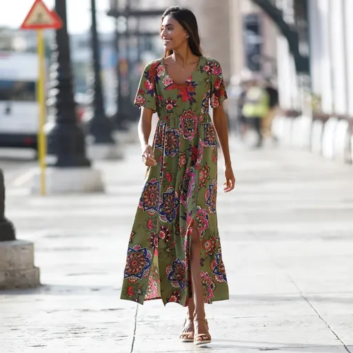 Dlhé šaty s potlačou a motýlími rukávmi