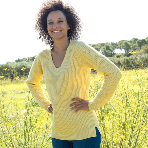 Dlhý pulóver s hladkým vzorom a výstrihom do V