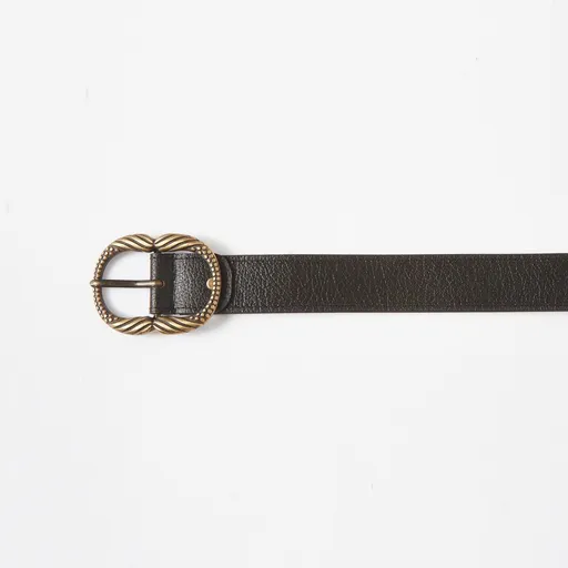 Kožený opasok s kovovou sponou