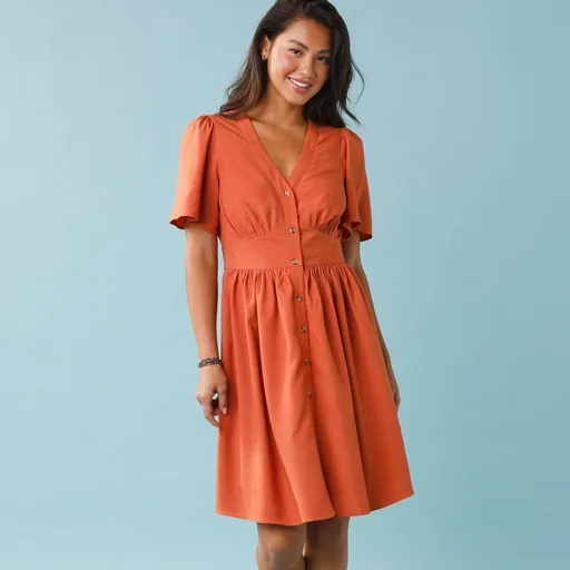 Krátke jednofarebné šaty s gombíkmi pre nižšiu postavu